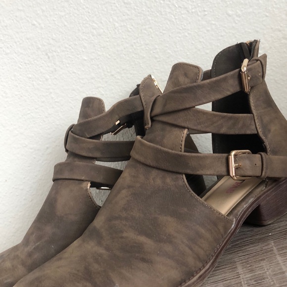 JustFab Shoes - brown leather justfab 1in heels buckle up shoes JustFab Shoes - brown leather justfab 1in heels buckle up shoes